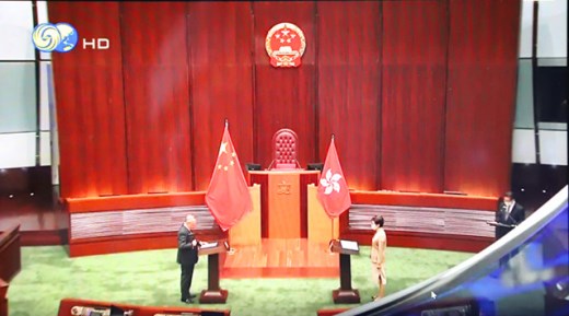 香港立法会新当选的90位议员在国徽国旗区旗前宣誓  